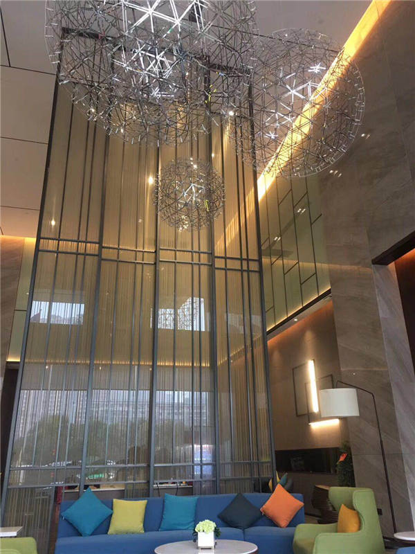 ���P����L